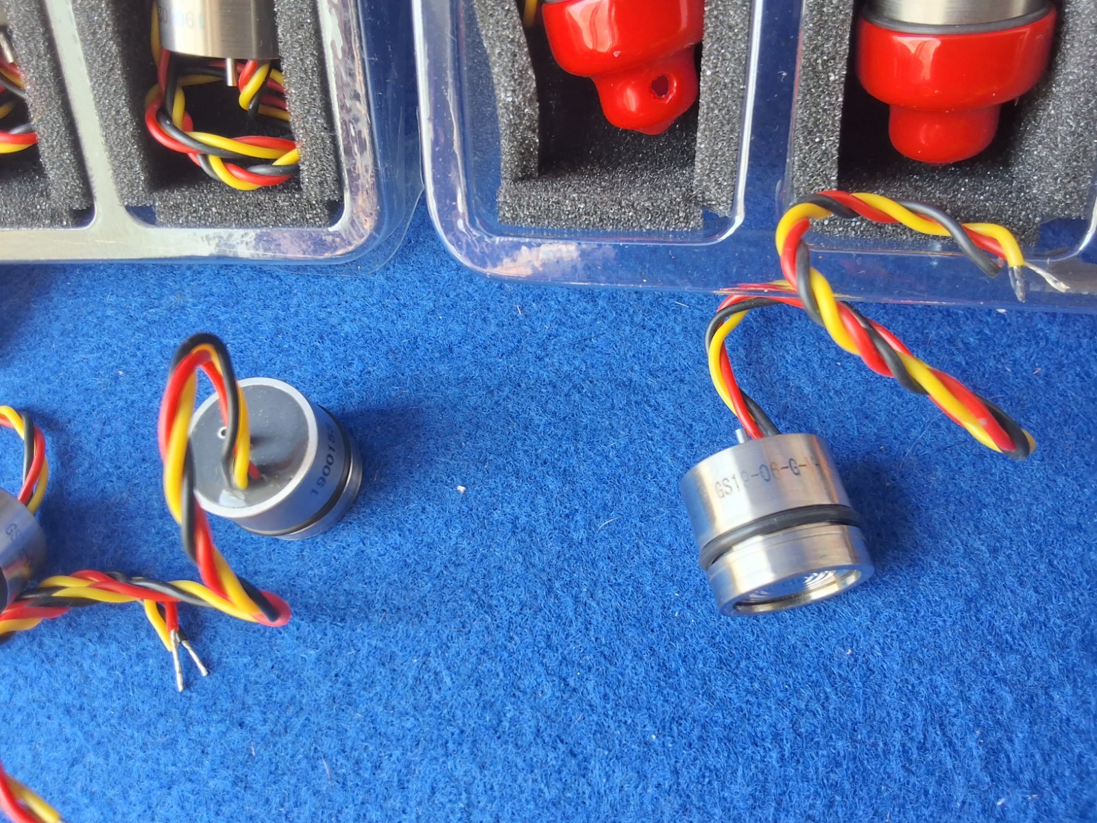 Lot of 29 Pressure Sensors GS19-06-G-V-3F Range: 0.25 MPa.