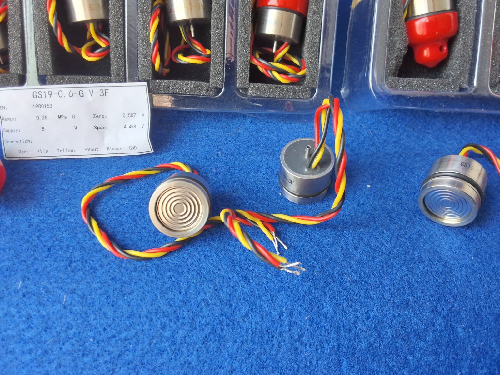 Lot of 29 Pressure Sensors GS19-06-G-V-3F Range: 0.25 MPa.