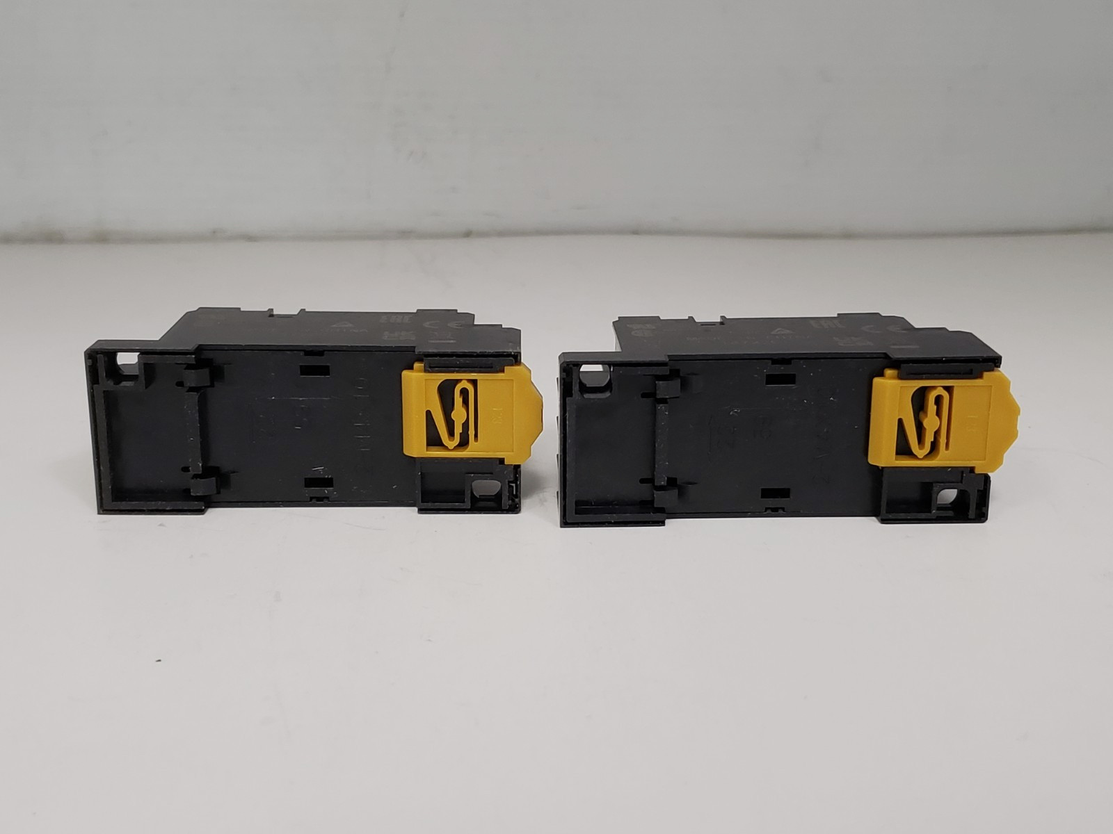OMRON PYFZ-14-E RELAY SOCKET 4 POLE 6A (LOT OF 2) NNB