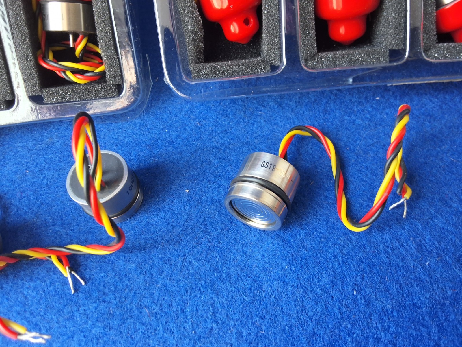 Lot of 29 Pressure Sensors GS19-06-G-V-3F Range: 0.25 MPa.