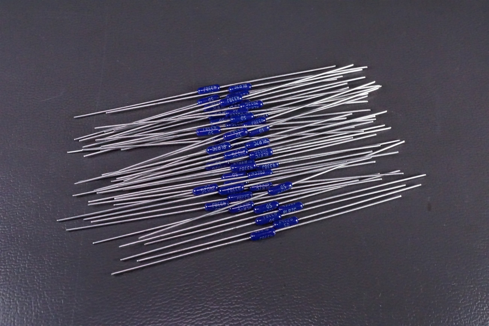 Lot of 46 RLR07C2402GS Vishay Metal Film Resistor 24k Ohm 2% 250mW 1/4W Axial