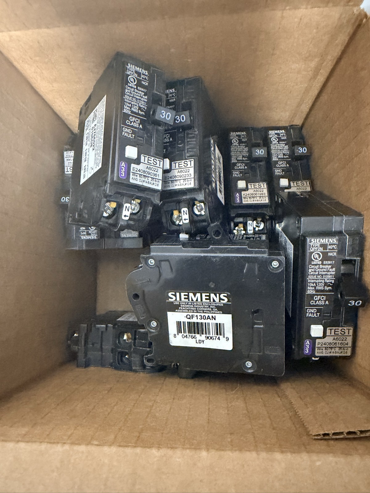 Siemens QF130AN 30 Amp 1-Pole 120V GFCI Plug-on Neutral Circuit Breaker 11 pcs