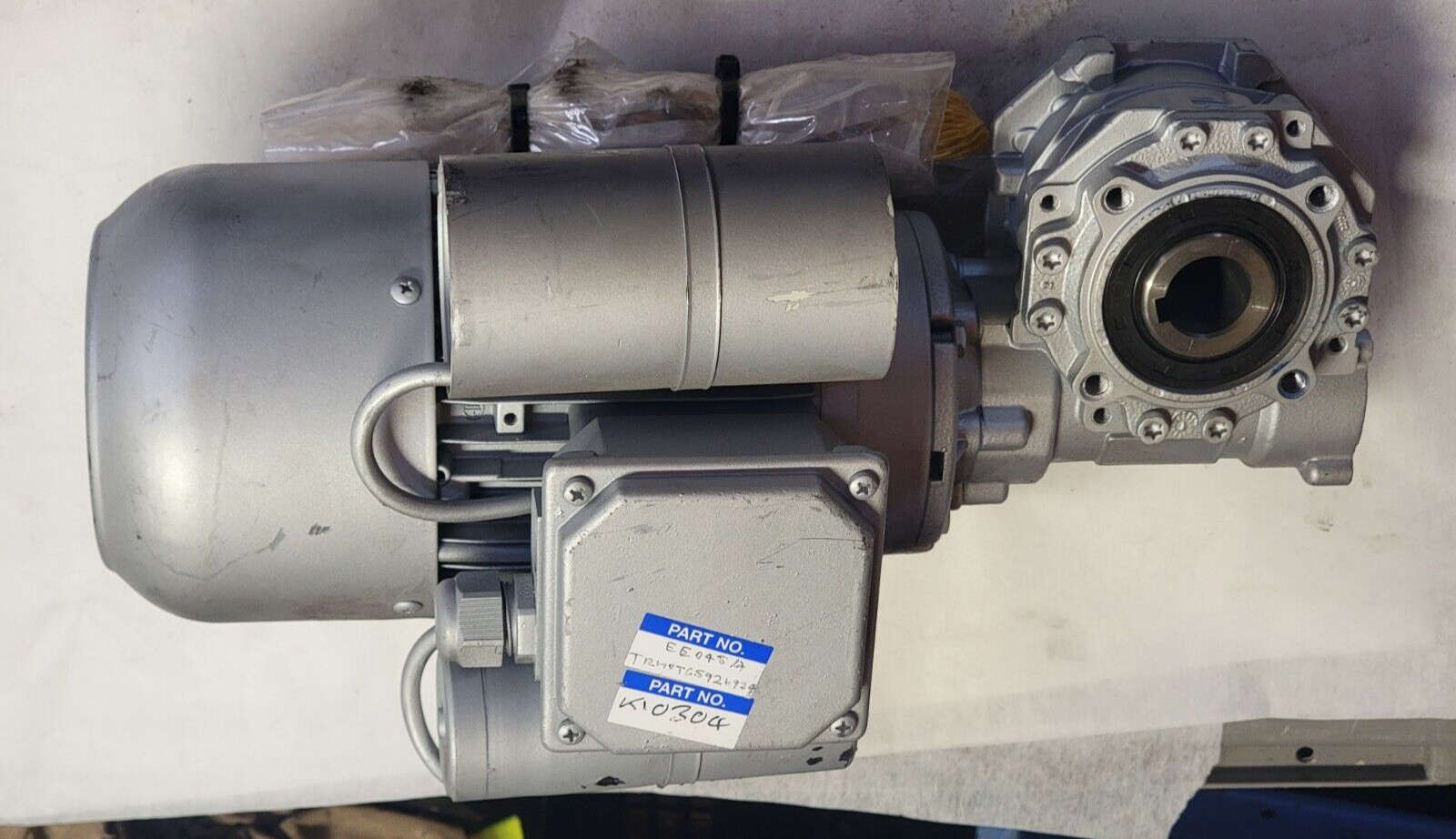 Lenze MDC71C4 0.5 HP .37kW AC Gearmotor/ Right Angle hollow w/ shaft NOS