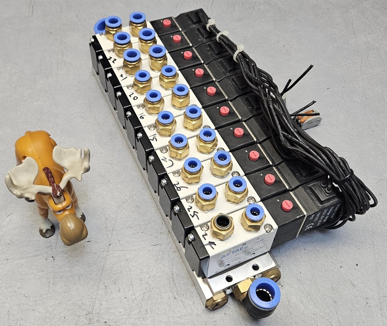 Lot of 10 4V210-08 Pneumatic Solenoid Valves 0.15-0.8MPa 24V on AirTac Manifold