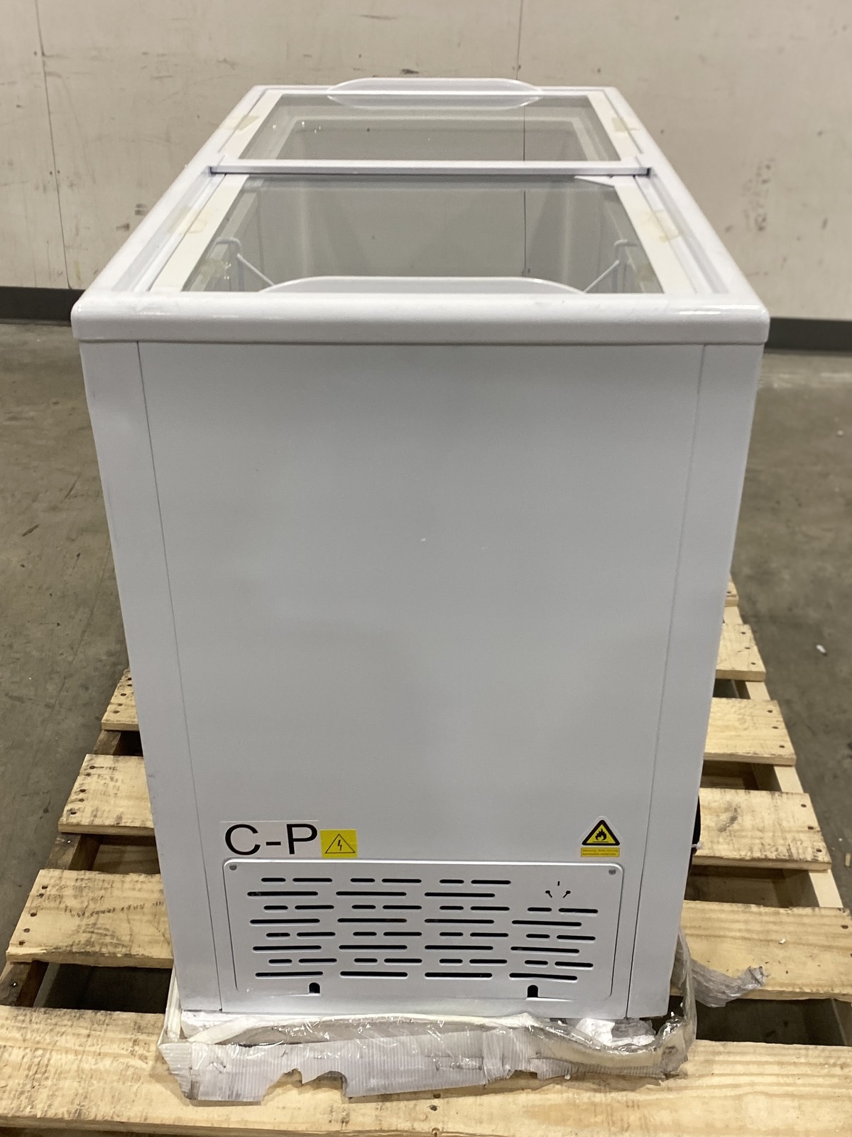 Kelvinator 38” Novelty/Ice Cream Chest Freezer Sliding Lid Mobile