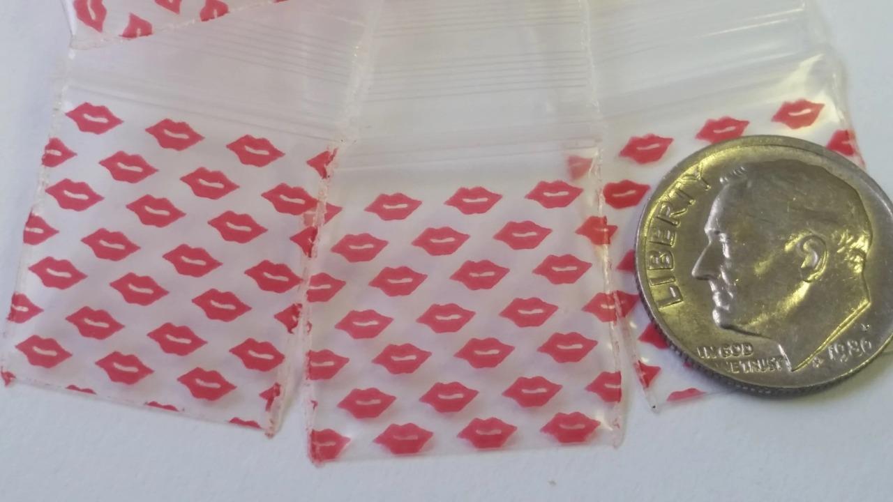 5,000 APPLE BRAND RED LIPS DESIGN BAGGIES 3434 2mil ZIP LOCK 5000 3/4″x3/4″ kiss