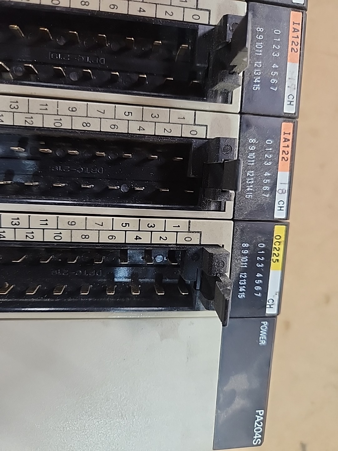 Omron C200HW-BI101-V1 PLC Module /w 10 Modules + psu PA204S OC225 OC224 IA122