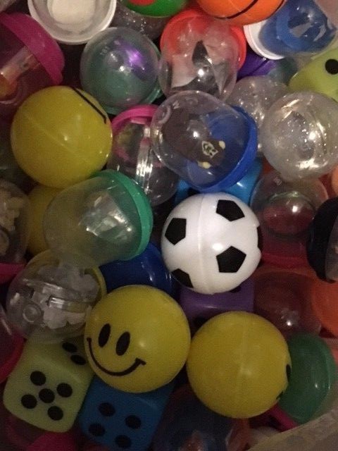 100 1″ AKA 1.1″ Toy FILLED Vending Capsules Bulk Premium Mix With 1.3″ Balls