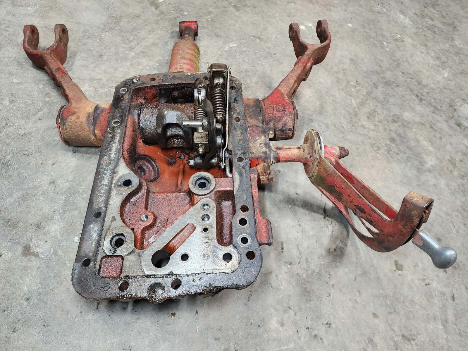 Ford 640 Tractor 3pt Hydraulic Lift W/ Lift Arms & Rockshaft Top Plate – 600 601