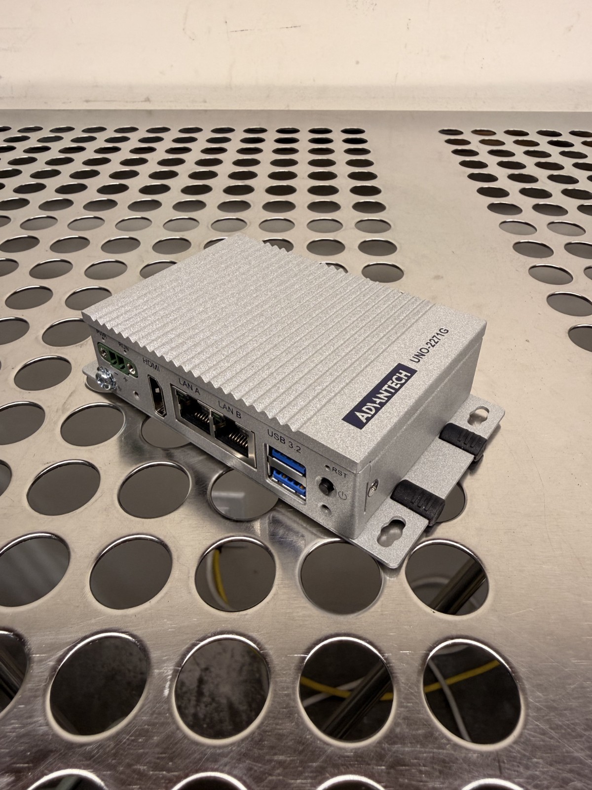 Advantech UNO-2271G-N221AU V2 Embedded Automation Computer IoT Gateway Unused