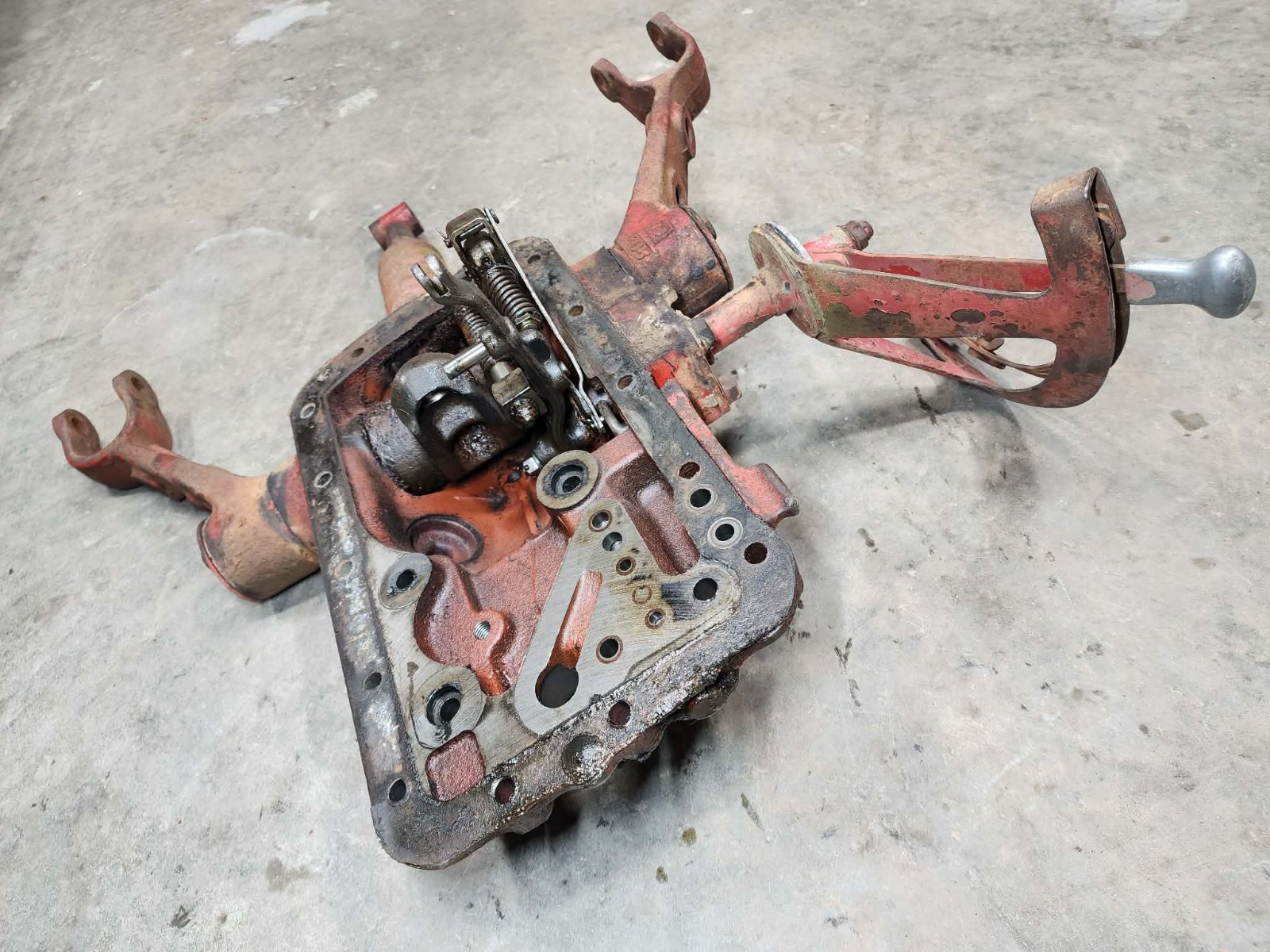 Ford 640 Tractor 3pt Hydraulic Lift W/ Lift Arms & Rockshaft Top Plate – 600 601