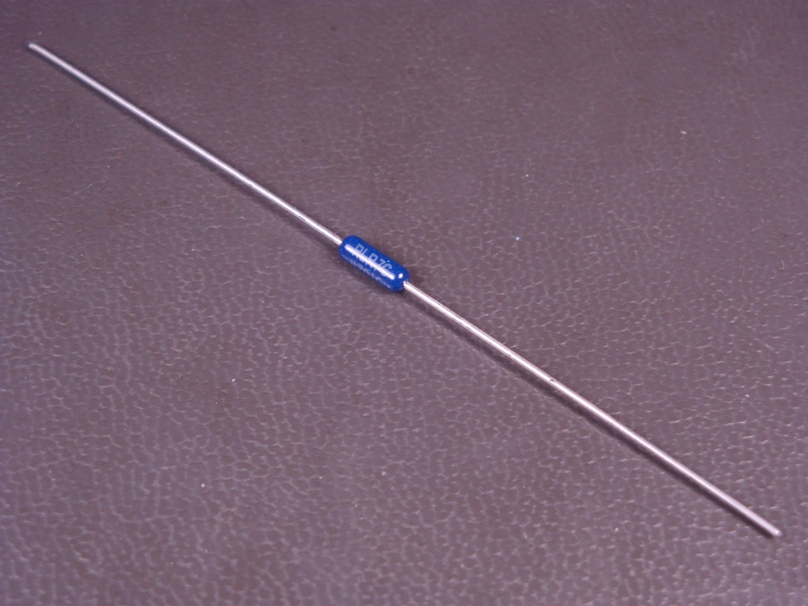 Lot of 2 RLR07C4701GR Vishay Metal Film Resistor 4.7k 4700 Ohm 250mW 1/4W Axial