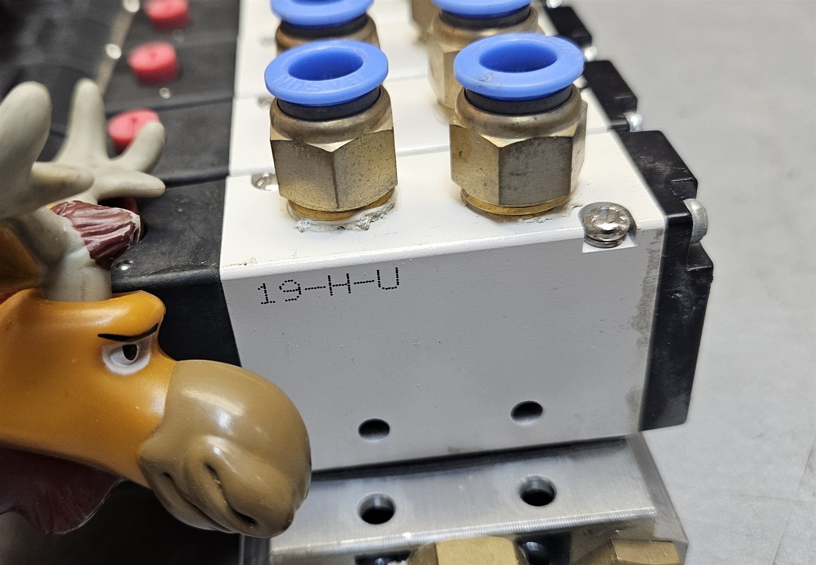 Lot of 10 4V210-08 Pneumatic Solenoid Valves 0.15-0.8MPa 24V on AirTac Manifold