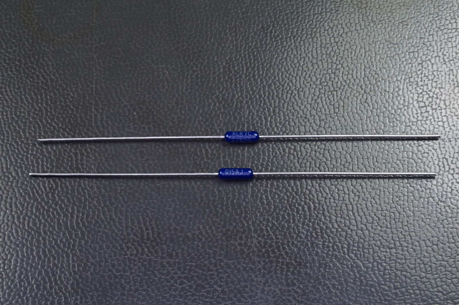 Lot of 2 RLR07C22R0GR Vishay Metal Film Resistor 22 Ohm 2% 250mW 1/4W Axial NOS