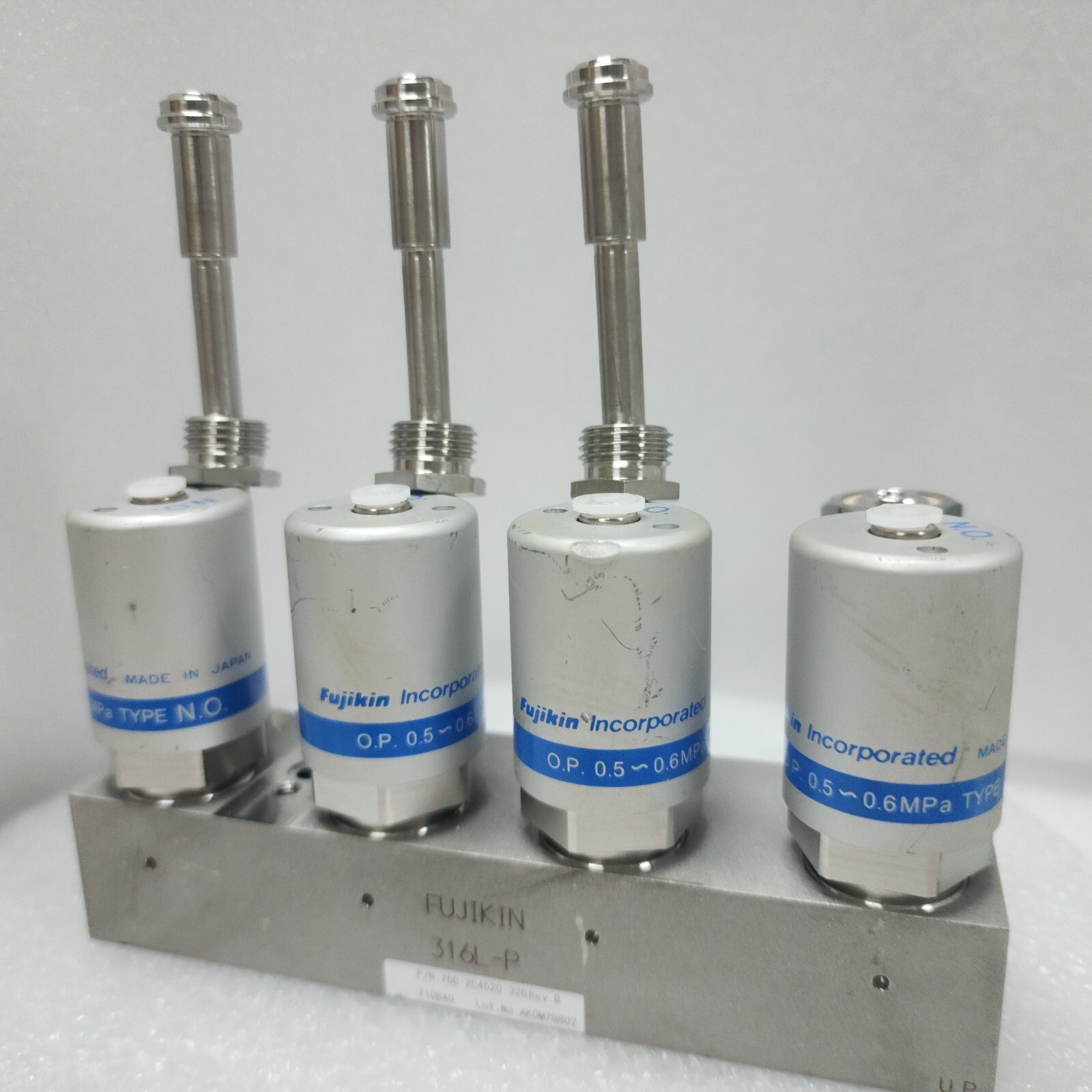 Lam 766-254520-326 Rev B, 4xFujikin 0.5~0.6 MPa Type N.O Assembly Valve, 97139