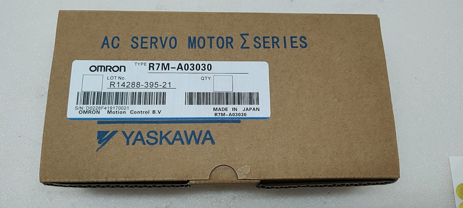 One Omron servo motor R7M-A03030 NEW-