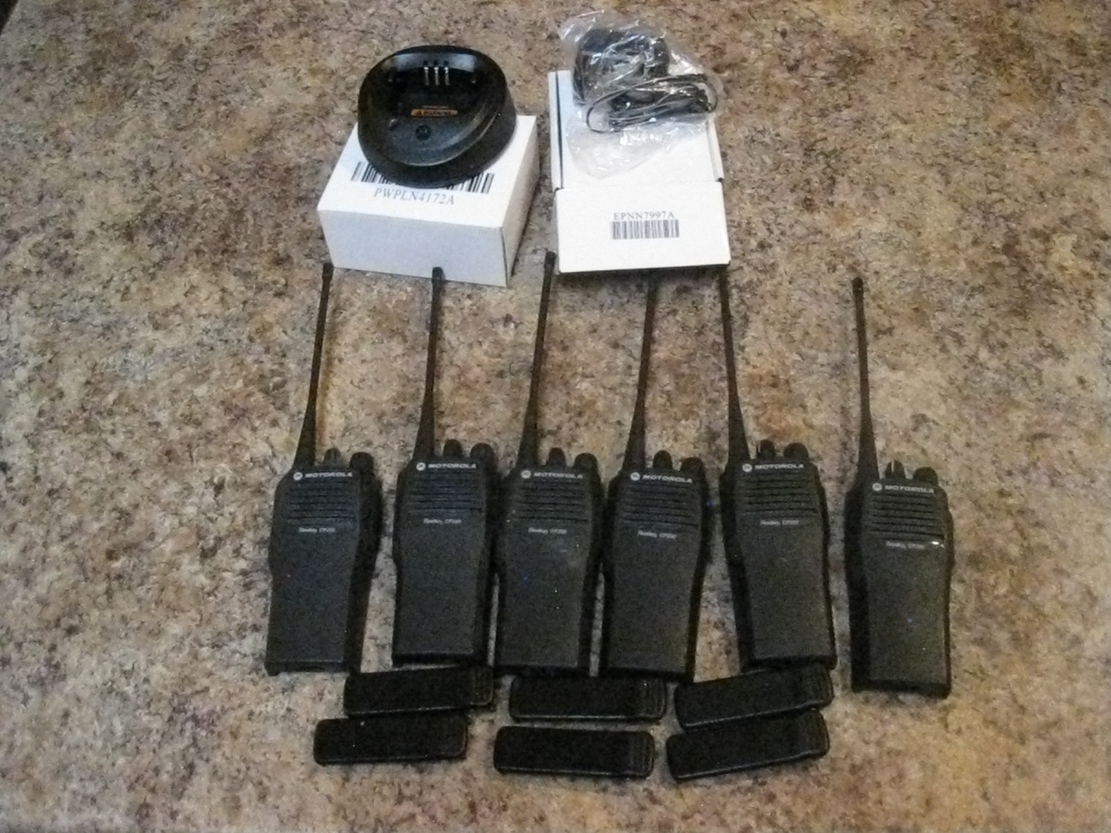 MOTOROLA CP200 AAH50RDC9AA1AN 438-470 UHF 4 CH Radio 4 Watts w/ Cgr (Lot#BP672)