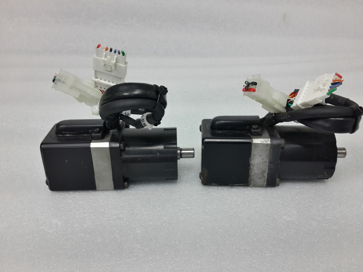 SHIBAURA AC SERVO MOTOR MC500NS 302SNN47 50W 3000rpm [2UNITS]