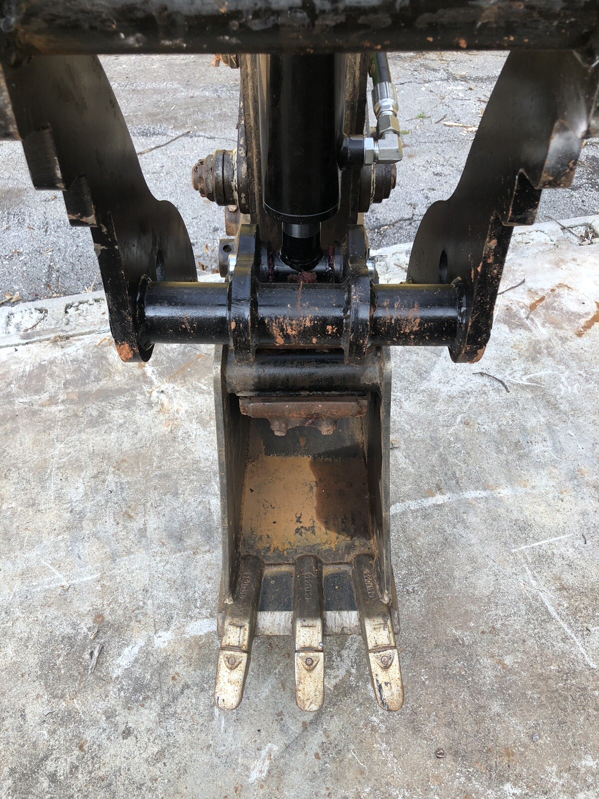 Takeuchi TB135 TB035 Pin On Hydraulic Thumb Clamp Grapple Kit