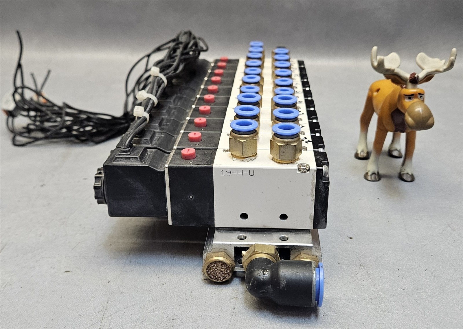 Lot of 10 4V210-08 Pneumatic Solenoid Valves 0.15-0.8MPa 24V on AirTac Manifold